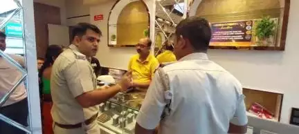 ফালাকাটা: সোমবার ফালাকাটার বিভিন্ন গয়নার দোকানের নিরাপত্তা খতিয়ে দেখল পুলিশ
