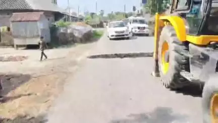 पूर्णिया पूर्व: मंझेली बरसौनी सड़क पर बने स्पीड ब्रेकर को विभागीय अधिकारी ने हटवाया