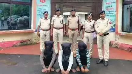 गैरतगंज: गैरतगंज में ₹3.60 लाख के जेवरात के साथ तीन चोर गिरफ्तार, चोरी में इस्तेमाल बाइक भी ज़ब्त