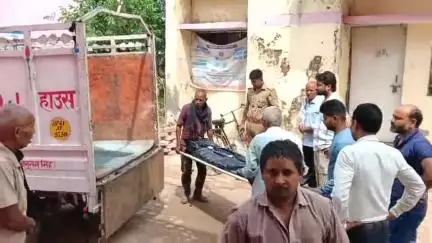 हैदरगढ़: बारा मोड पर पत्नी के साथ सड़क पार कर रहे बुजुर्ग को अज्ञात वाहन ने मारी जोरदार टक्कर, बुजुर्ग की मौत, महिला भी हुई चोटिल