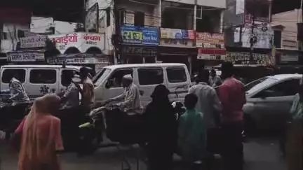 रतलाम नगर: कोर्ट चौराहे और लोकेंद्र टॉकीज पर लगा लंबा जाम, राहगीर हुए परेशान