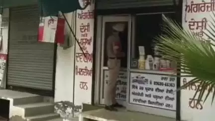 ਬਰਨਾਲਾ: ਡਰੱਗ ਕੰਟਰੋਲ ਇੰਸਪੈਕਟਰ ਅਤੇ ਥਾਣਾ ਤਪਾ ਪੁਲਿਸ ਵੱਲੋਂ ਪਿੰਡ ਢਿੱਲਵਾਂ ਵਿੱਚ ਬਿਨਾਂ ਲਾਈਸੈਂਸ ਤੋਂ ਚੱਲ ਰਹੀ ਮੈਡੀਕਲ ਦੁਕਾਨ ਦੀ ਕੀਤੀ ਚੈਕਿੰਗ