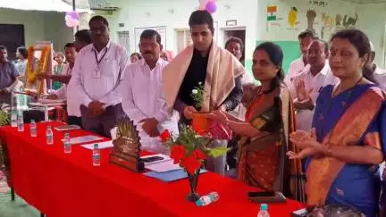 यवतमाळ: जिल्हाधिकारी, मुख्य कार्यकारी अधिकाऱ्यांनी केले विद्यार्थ्यांचे स्वागत