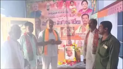 పాములపాడులో శ్యాం ప్రసాద్ ముఖర్జీ చిత్రపటానికి నివాళులర్పించిన బీజేపీ రాష్ట్ర కౌన్సిల్ సభ్యుడు చెల్లా దామోదర్ రెడ్డి