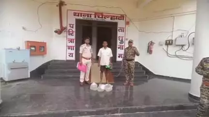 ग्राम तिरपेमेटा में चिल्हाटी पुलिस ने रेड कर एक शराब कोचिया को 16 लीटर कच्ची महुआ शराब के साथ गिरफ्तार किया, भेजा जेल