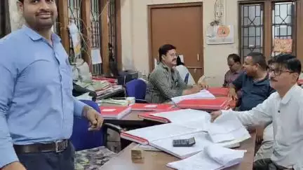 मंदसौर: नगर पालिका में कर्मचारी बिना ड्रेस के आ रहे हैं, जिससे लोग परेशान हैं