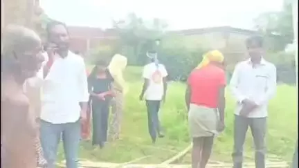 कुडू: टाटी गांव में हाथियों ने दो घरों को नुकसान पहुंचाया, सांसद प्रतिनिधि लाल विकास नाथ सहदेव ने पीड़ितों से मुलाकात की