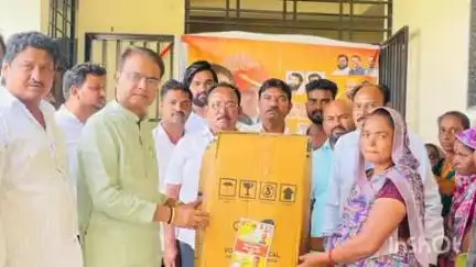 पारोळा: बांधकाम कामगारांना आमदार अमोल पाटील यांच्या शुभहस्ते संसारोपयोगी भांड्यांचा साहीत्याचे शिवसेना कार्यालय येथे झाले वाटप
