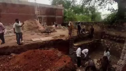 डूंगरपुर: शहर के रेती स्टैंड के पास बेशकीमती सरकारी जमीन पर हो रहे अवैध निर्माण को नगर परिषद ने तीसरी बार रुकवाया