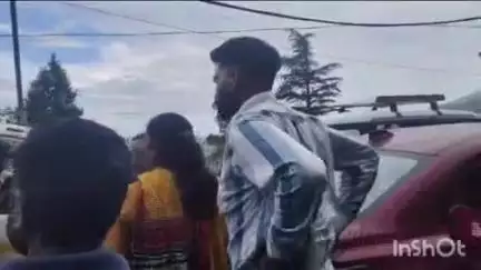 नैनीताल: तल्लीताल रोड में वाहनों की कतार के दौरान ओवरटेक करने पर दो वाहन चालकों के बीच हुआ विवाद, जाम की स्थिति