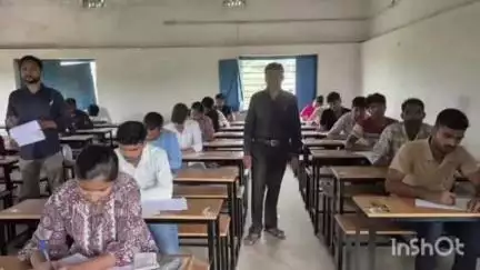 चकाई: चकाई में स्नातक पार्ट थर्ड की परीक्षा शांतिपूर्ण माहौल में जारी है