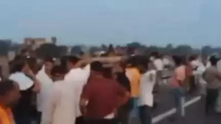 कैंपियरगंज: नवनिर्मित लिंक एक्सप्रेस-वे पर फरेंदिया गांव के पास पलटी कैम्पियरगंज के विधायक की गाड़ी, विधायक और सुरक्षाकर्मी हुए घायल