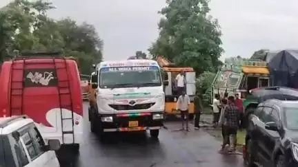 नारायणगंज: नारायणगंज हाईवे पर दो दिन से खड़ा ट्रक फंसा, क्रेन से निकाला गया, 5 मिनट के लिए लगा जाम