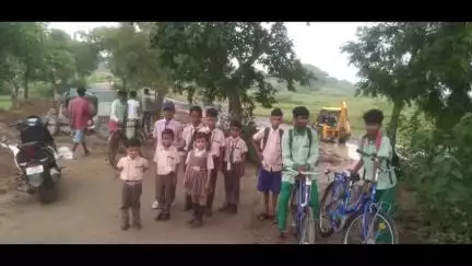 लोहरदगा: खबर का असर, निरहु चरहु महुगांव होते हुए फतेहपुर को जोड़ने वाली सड़क की खस्ता हालत पर जिला परिषद अध्यक्ष ने लिया संज्ञान