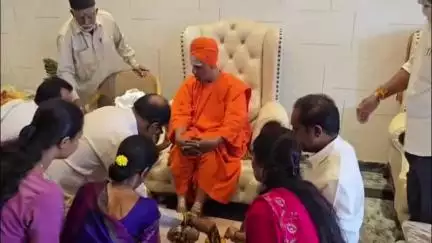 ಚಿಕ್ಕಬಳ್ಳಾಪುರ: ಯಲುವಳ್ಳಿ ರಮೇಶ್ ಮನೆಗೆ ಸಿದ್ದಗಂಗಾ ಶ್ರೀಗಳ ಭೇಟಿ ಪುತ್ರ ಜನಾರ್ದನ ಮುಂಬರುವ ಜಿಪಂ ಚುನಾವಣೆಯಲ್ಲಿ ಗೆಲ್ಲಲಿ ಎಂದು ಆಶಿರ್ವಚನ