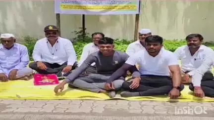 श्रीगोंदा: श्रोगोंदा तालुक्यातील कोरेगाव येथील शेतकऱ्याने ट्रान्सफर बाबत महावितरण कार्यालया समोर उपोषण सुरु केले