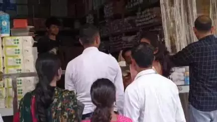 मुज़फ्फरनगर: नगर पालिका की टीम ने सिंगल यूज़ प्लास्टिक के खिलाफ चलाया अभियान, दुकानदारों में मची भगदड़, दुकानें बंद कर भागे