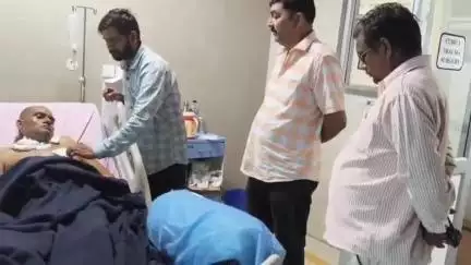 करछना: लखनऊ के पीजीआई में भर्ती पत्रकार सुनील मिश्रा का हाल जानने पहुंचे ब्लॉक प्रमुख प्रतिनिधि करछना मिथिलेश कुमार द्विवेदी