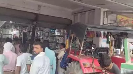 तिर्वा: क्रांति चौराहा पर ट्रैक्टर अनियंत्रित होकर कपड़े की दुकान में घुसा, मची भगदड़, चालक शराब के नशे में था, हुई पिटाई