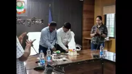 राजिम: गरियाबंद पुलिस कार्यालय के सभा कक्ष में कर्मचारियों का जन्मदिन मनाया गया