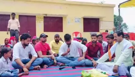 पुरवा: भदेवरा में बिजली विभाग की लापरवाही से परेशान ग्रामीणों ने किया धरना