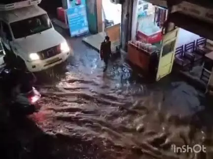 बरेली: भारी बरसात के बाद बारादरी थाना क्षेत्र के काकड़ टोला पुलिस चौकी के पास हुआ जलभराव