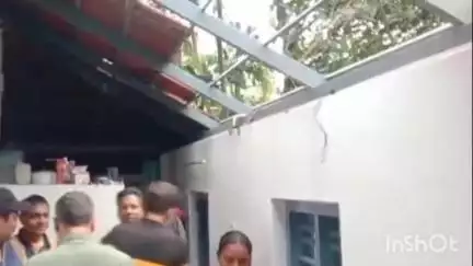 തിരൂര്‍: താനൂരിൽ വീശിയടിച്ച് ദുരിതക്കാറ്റ്, വ്യാപക നാശനഷ്ടം, പത്തോളം വീടുകൾ ഭാഗികമായി തകർന്നു