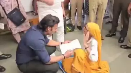 शामली: कलेक्ट्रेट में डीएम के इंतजार में फर्श पर बैठ गई वृद्ध महिला, डीएम ने फर्श पर बैठकर सुनी उसकी शिकायत