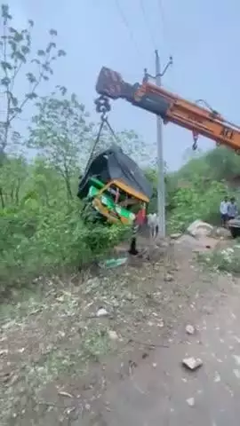 सिंगपुरा घाटे में टेम्पो पलटने से कहीं लोगों को चोट लगी। समाई माता घाटे में रोड़ सही नहीं होने की वजह से आए दिन घटनाएं ?