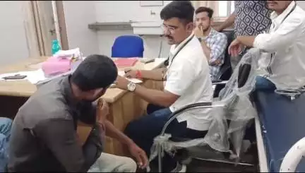 बांसवाड़ा: खजुरी गांव में शराब पीने के दौरान दो शराबियों के बीच विवाद, एक शराबी ने दूसरे के हाथ पर मारा लठ