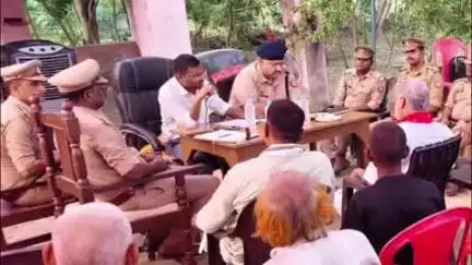मिल्कीपुर: देवगांव चौकी पर हुई पीस कमेटी की बैठक में एसडीएम ने कहा, परंपरागत रास्ते से ही निकाला जाए ताजिया का जुलूस