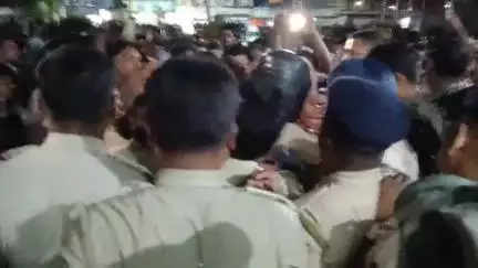 কালীগঞ্জ: ভোট পরবর্তী হিংসার জেরে রক্তাক্ত কালিগঞ্জ, সিপিএম যুবনেত্রী মীনাক্ষী মুখার্জী সঙ্গে পুলিশের ধস্তাধস্তি ও উত্তেজনা