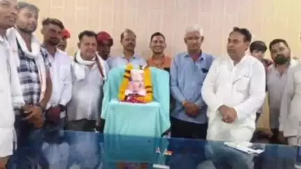 जहाज़पुर: जहाजपुर में भाजपा ने श्यामा प्रसाद मुखर्जी की पुण्यतिथि पर श्रद्धांजलि सभा आयोजित की, विधायक मीणा ने श्रद्धा सुमन अर्पित की