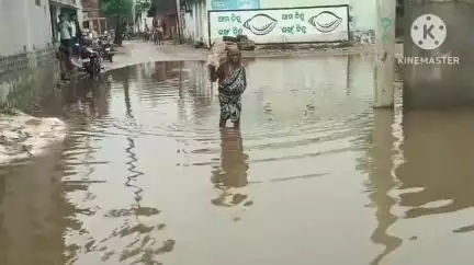 ଧର୍ମଗଡ: ସନ୍ଧିକୁଲିଆରୀ ଗାଁ ରାସ୍ତାରେ କୃତ୍ରିମ ପୋଖରୀ ନିର୍ମାଣ ଅଭିଯୋଗ, ତଦାରଖ କଲେ ବିଡ଼ିଓ ଓ ତହସିଲଦାର #jansamasya