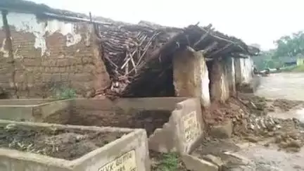बिशुनपुर: बिशुनपुर विधानसभा क्षेत्र के गुनिया गांव में बारिश से घर क्षतिग्रस्त, मुआवजे की मांग