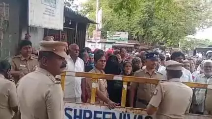 பாப்பிரெட்டிபட்டி: பி துருஞ்சிப்பட்டி மதுபான கடை மாற்ற கோரி பொதுமக்கள் முற்றுகை போராட்டத்தால் பரபரப்பு போலீசார் குவிப்பு
