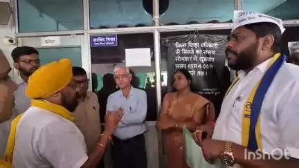 दुर्ग: RTE के तहत पात्र बच्चों को स्कूलों में प्रवेश न मिलने पर आम आदमी पार्टी ने दुर्ग जिला शिक्षा कार्यालय के बाहर किया प्रदर्शन