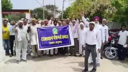 अनूपगढ़: राजस्थान पेंशनर समाज ने एडीएम कार्यालय में एडीएम को पेंशन नियमों में संशोधन वापस लेने की मांग को लेकर सौंपा ज्ञापन