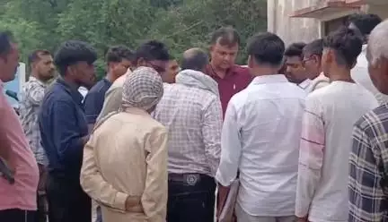 लालगंज: कपसेठा में ग्रामीणों द्वारा विकास कार्यों में अनियमितता की शिकायत पर जांच करने पहुंची अधिकारियों की टीम, मचा हड़कंप
