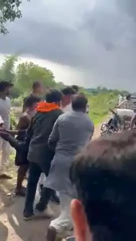 गोरमी: सुनारपुरा के पास अज्ञात वाहन ने बाइक को टक्कर मारी, दो घायल, कांग्रेस सचिव ने अस्पताल पहुंचाया