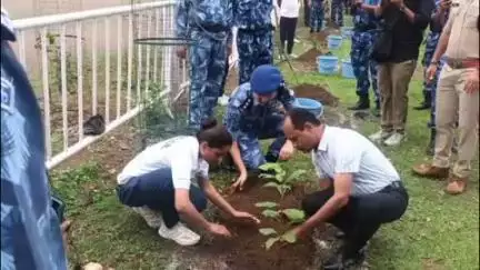खंडवा नगर: खंडवा पुलिस लाइन में रैपिड एक्शन फोर्स द्वारा पौधारोपण कार्यक्रम का आयोजन किया गया