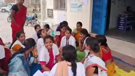 बगोदर: बगोदर ट्रामा सेंटर परिसर में आउटसोर्सिंग स्वास्थ्य कर्मियों का सात सूत्री मांगों को लेकर प्रदर्शन