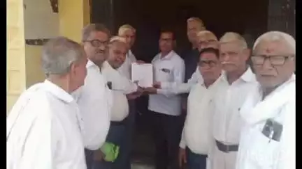 सरमथुरा: एसडीएम कार्यालय पर पेंशनर समाज के लोगों ने एसडीएम को ज्ञापन सौंपा