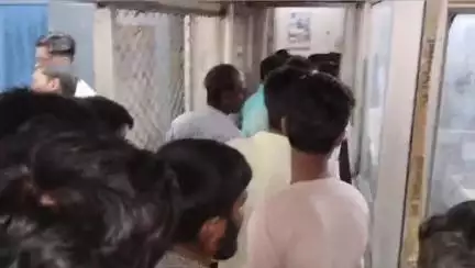 পুরাতন মালদা: সাহাপুর অঞ্চলের মাধাইপুর ও মোর গ্রাম এলাকার বাসিন্দারা সঠিক বিদ্যুৎ পরিষেবার দাবিতে বিদ্যুৎ অফিসে বিক্ষোভ দেখায়