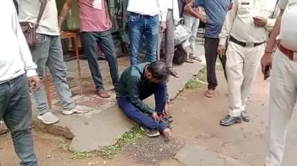 पेण्ड्रा रोड गौरेला: नशे में बैटरी ऑटो चालक ने सड़क किनारे खड़ी बाइक को मारी ठोकर, यात्रियों को आई मामूली चोट, इंडसइंड बैंक के पास