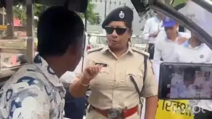 दुर्ग: यातायात पुलिस ने सुपेला चौक में ई-रिक्शा चालकों को रोककर गुलाब फूल देकर यातायात नियमों का पालन करने की समझाईश दी