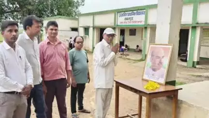 सरिया: सरिया में भाजपा कार्यकर्ताओं ने विभिन्न स्थानों पर डॉ. श्यामा प्रसाद मुखर्जी की पुण्यतिथि मनाई