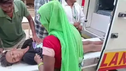 एटा: अवागढ़ कस्बा के किला समीप बाइक और कार की आपसी भिड़ंत में तीन युवक घायल, दो की हालत गंभीर, M.C. एटा से आगरा रेफर
