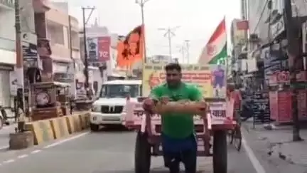 शामली: हरियाणा के सफीदों निवासी पहलवान रविंद्र तोमर ने खुद बोगी को धकेलते हुए शामली पहुंचकर युवाओं को नशा मुक्ति का दिया संदेश