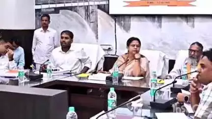 धमतरी: जिला मुख्यालय में दिशा समिति की मैराथन बैठक संपन्न, सांसद की अध्यक्षता में लगभग 65 योजनाओं की हुई समीक्षा
